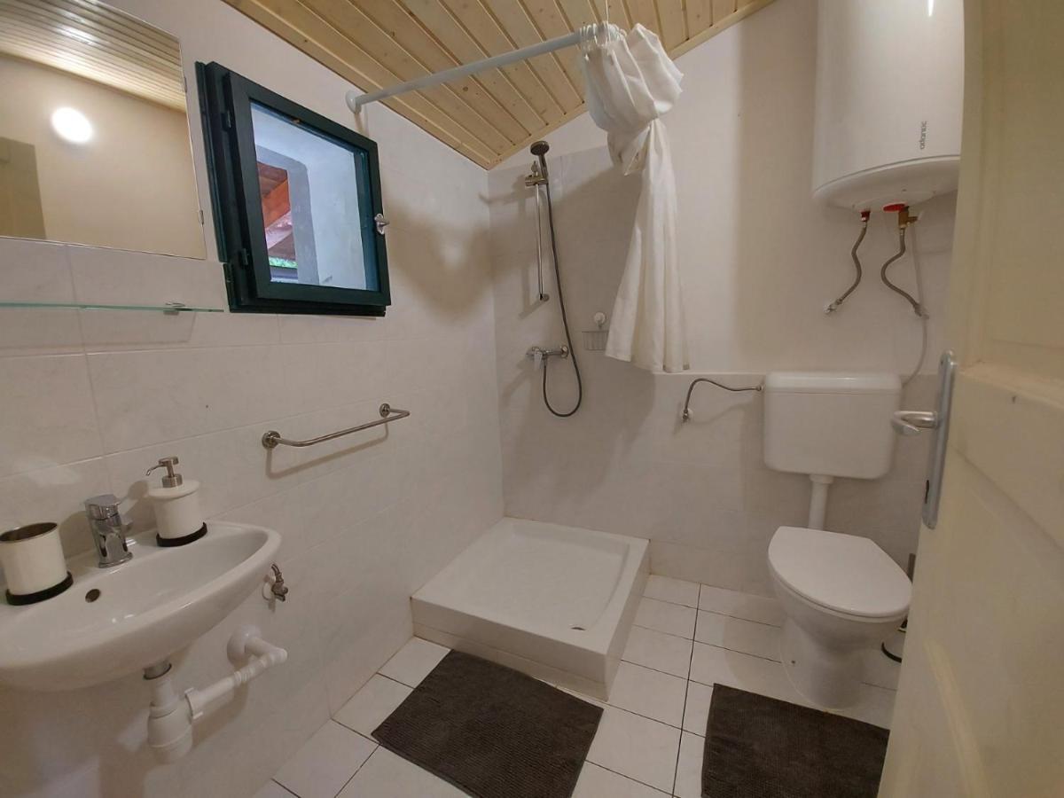 Apartmaji Hedera Komen Exterior foto