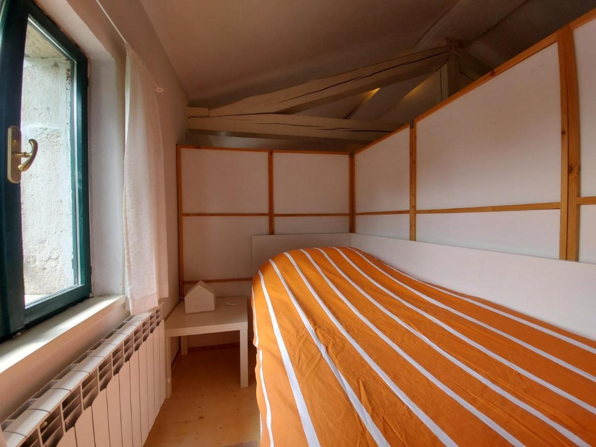 Apartmaji Hedera Komen Exterior foto