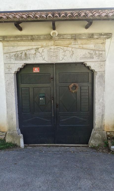 Apartmaji Hedera Komen Exterior foto
